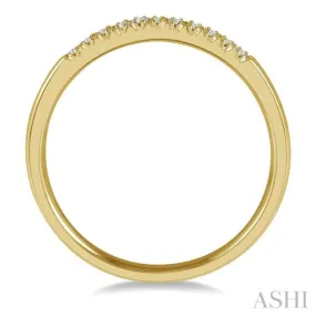 1/10 ctw 11 Stone Round Cut Diamond Wedding Band in 14K Yellow Gold